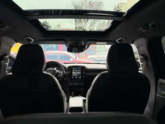 VOLVO-XC40-2020