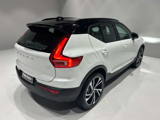 VOLVO-XC40-2020