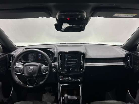 VOLVO-XC40-2020