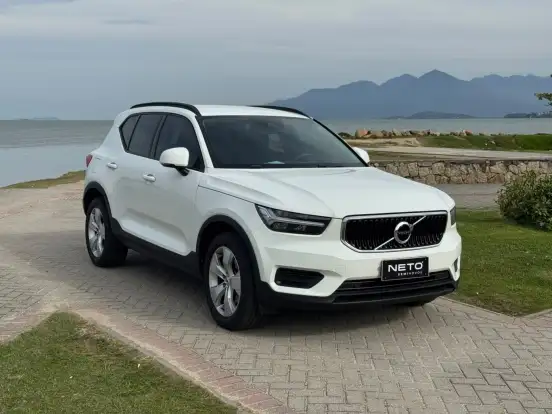 VOLVO-XC40-2018