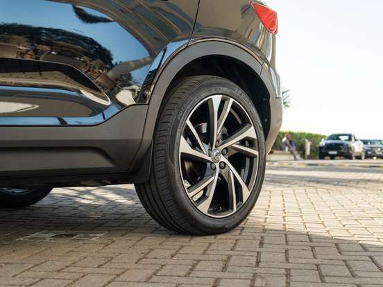 VOLVO-XC40-2019
