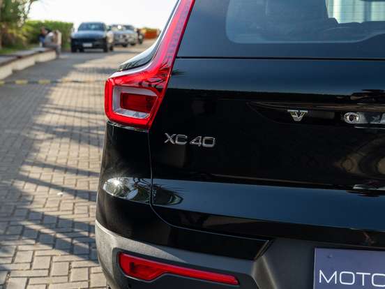 VOLVO-XC40-2019