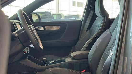 VOLVO-XC40-2023