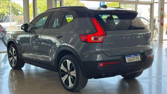 VOLVO-XC40-2023