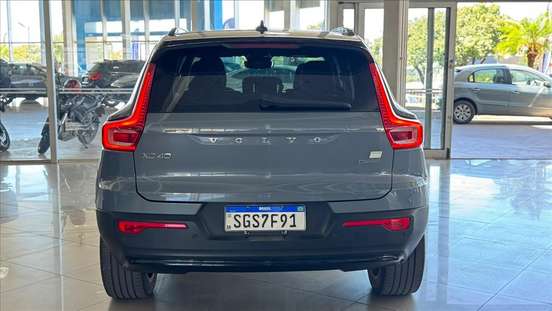 VOLVO-XC40-2023