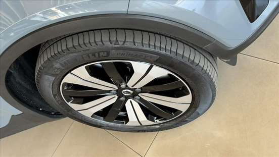VOLVO-XC40-2023