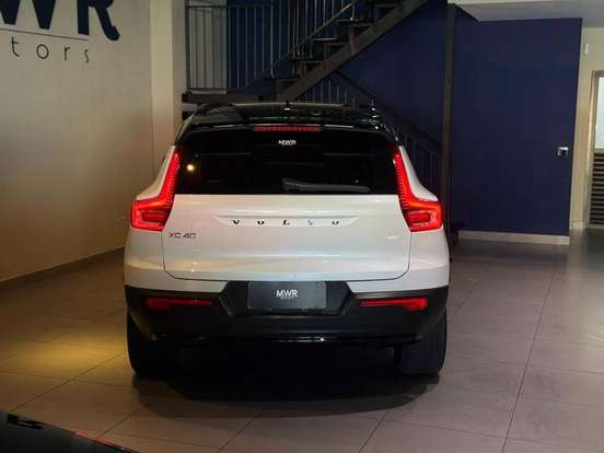 VOLVO-XC40-2022