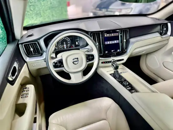 VOLVO-XC60-2.0 T5 GASOLINA MOMENTUM AWD GEARTRONIC VOLVO-XC60-2018