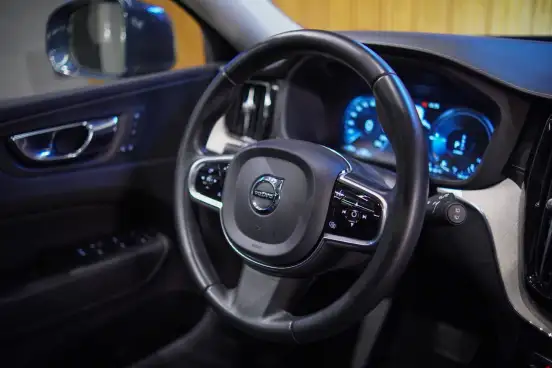 VOLVO-XC60-2020