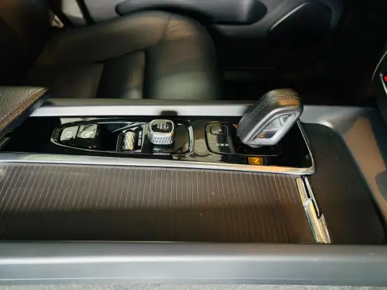 VOLVO-XC60-2020
