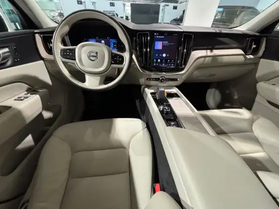 VOLVO-XC60-2023