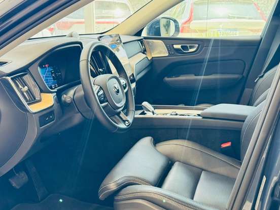 VOLVO-XC60-2025