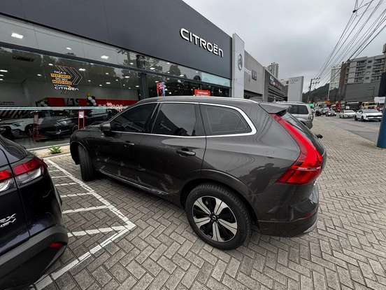 VOLVO-XC60-2023