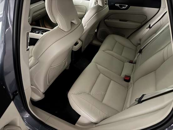 VOLVO-XC60-2023