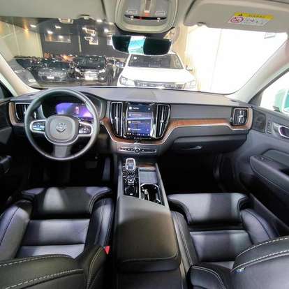 VOLVO-XC60-2023