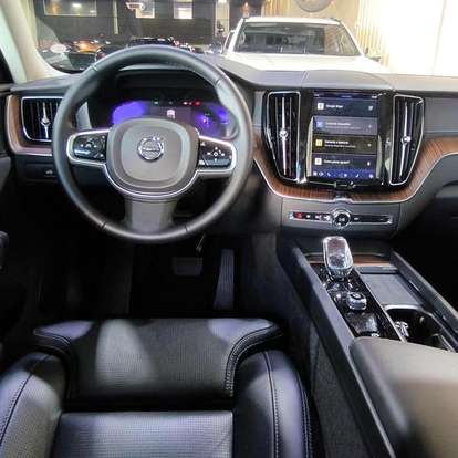 VOLVO-XC60-2023