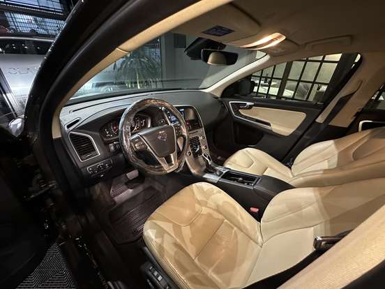 VOLVO-XC60-2016