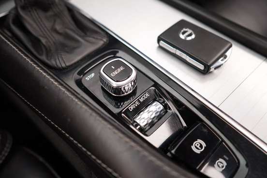 VOLVO-XC90-2015