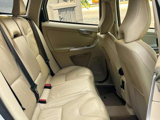VOLVO-XC60-2012