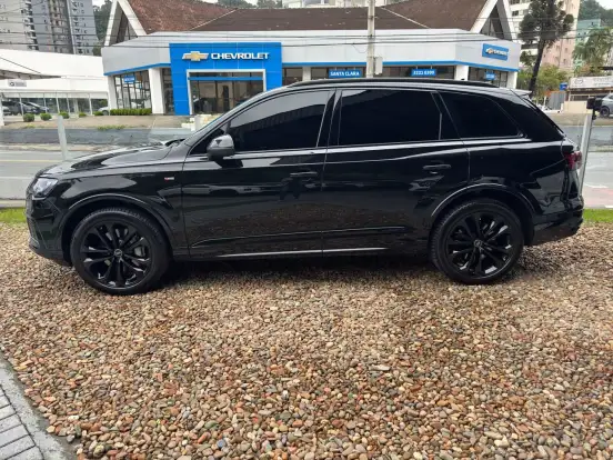 AUDI-Q7-2022