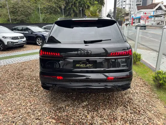 AUDI-Q7-2022