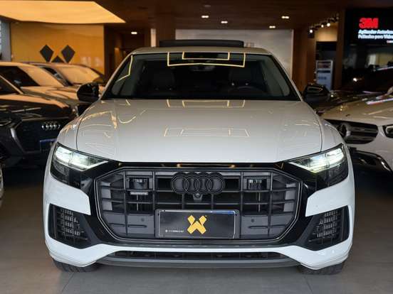 AUDI-Q8-2021