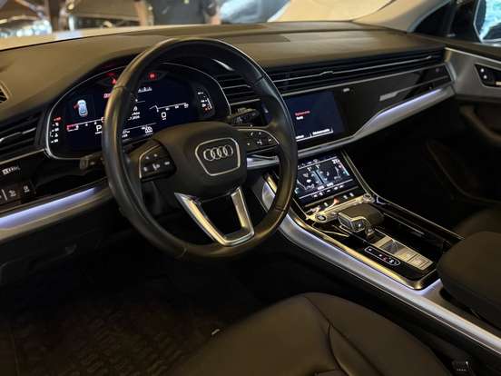 AUDI-Q8-2021