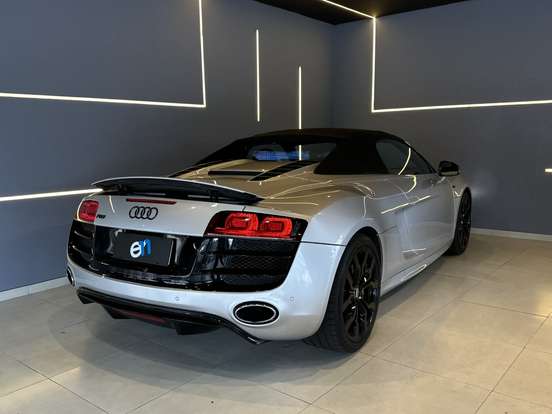 AUDI-R8-2011