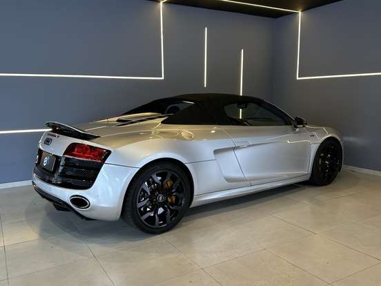 AUDI-R8-2011