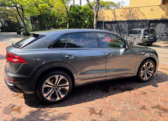 AUDI-Q8-2022
