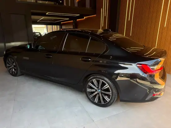 BMW-320i-2021