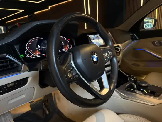 BMW-320i-2021
