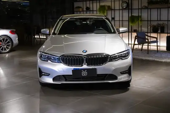 BMW-320i-2021