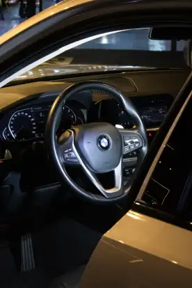 BMW-320i-2021