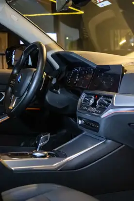 BMW-320i-2021