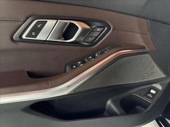 BMW-320i-2021