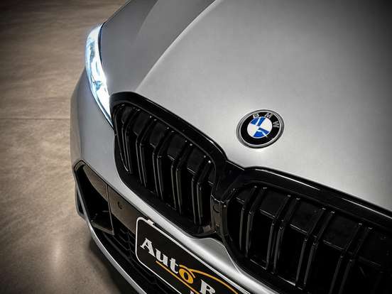 BMW-320i-2023