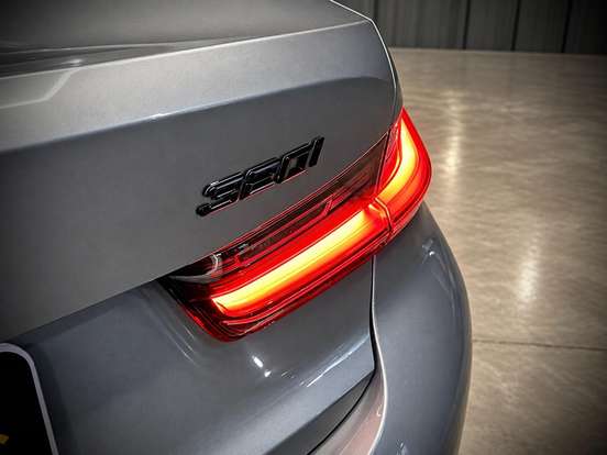 BMW-320i-2023