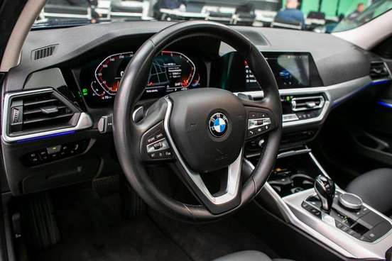 BMW-320i-2021