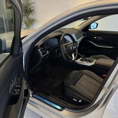 BMW-320i-2021