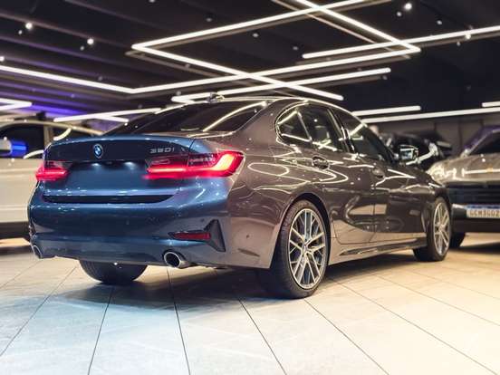 BMW-320i-2019