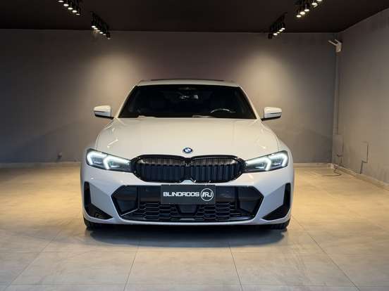 BMW-330e-2022