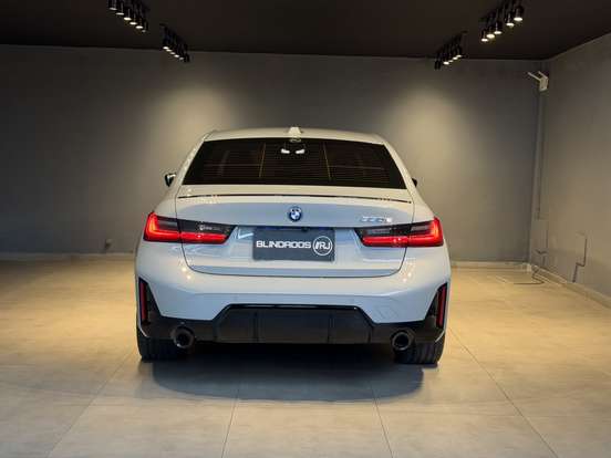 BMW-330e-2022