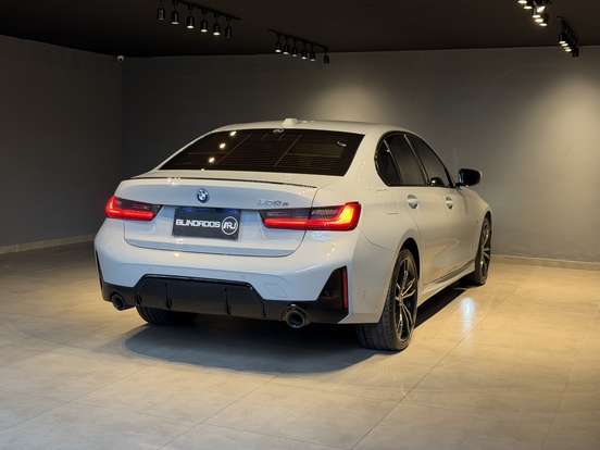 BMW-330e-2022