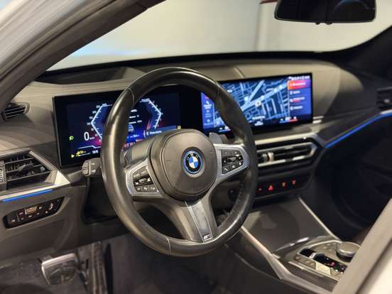 BMW-330e-2022