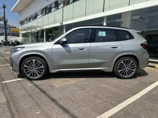 BMW-iX1-2025