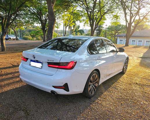 BMW-320i-2022