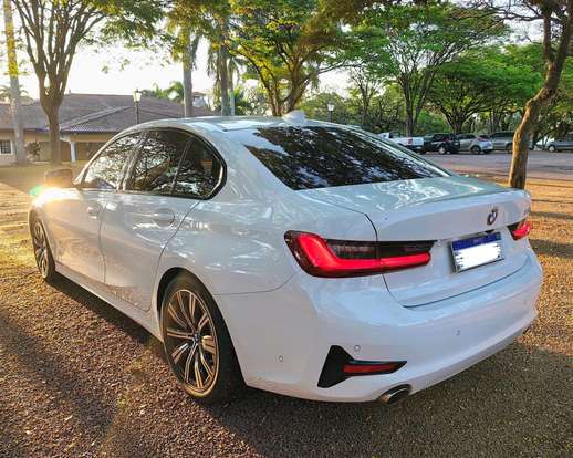 BMW-320i-2022