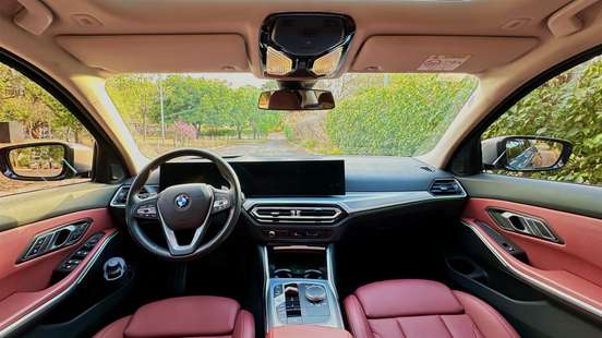 BMW-320i-2023