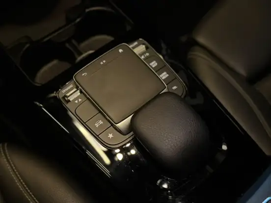 MERCEDES-BENZ-A 200-2020